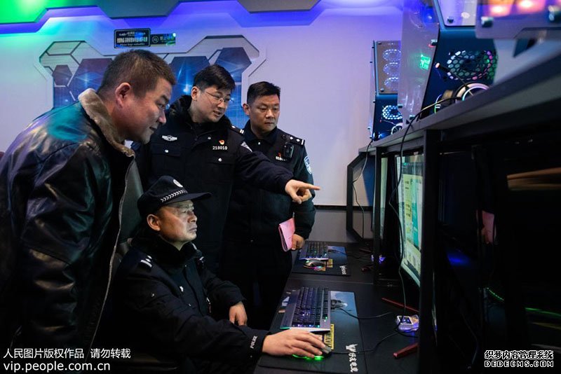 2019年12月19日南京江宁区公安干警在辖区重点场所检查。