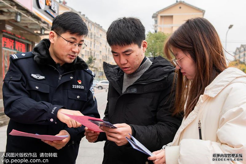 12月19日南京江宁区公安干警发放“净网2019”专项行动宣传单。