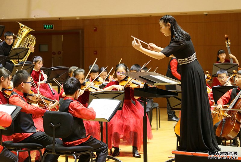 童心筑梦想奏响新时代一一北京一小学举办新年音乐会