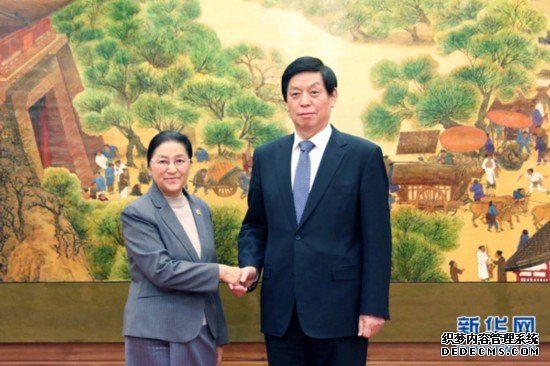 栗战书同老挝国会主席巴妮举行会谈